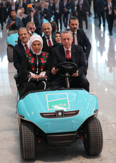 Açış konuşmalarının yapılacağı kürsü, havalimanının lale figürlü, mimarlık ödüllü 90 metre yüksekliğindeki Hava Trafik Kontrol Kulesi'nin minyatürü şeklinde tasarlandı. 