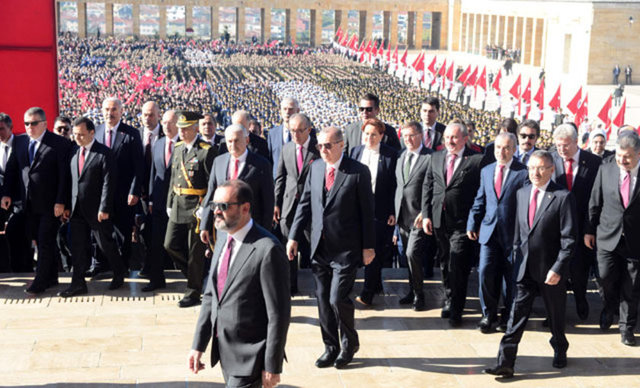 ANITKABİR'DE RESMİ TÖREN - 29 Ekim Cumhuriyet Bayramı nedeniyle, Cumhurbaşkanı Recep Tayyip Erdoğan ve devlet erkânının katılımıyla Anıtkabir'de resmi tören düzenlendi. Törenin ardından Anıtkabir halkın ziyaretine açıldı. -   - Cumhuriyet Bayramının 95'inci yıl dönümü nedeniyle Anıtkabir'de düzenlenen resmi törene Cumhurbaşkanı Recep Tayyip Erdoğan'ın yanı sıra, Türkiye Büyük Millet Meclisi Başkanı (TBMM) Binali Yıldırım, Cumhurbaşkanı Yardımcısı Fuat Oktay, CHP Genel Başkanı Kemal Kılıçdaroğlu, MHP Genel Başkanı Devlet Bahçeli, İYİ Parti Genel Başkanı Meral Akşener, yüksek yargı üyeleri, askeri erkan ve çok sayıda siyasetçi katıldı. Cumhurbaşkanı Erdoğan ve beraberindekiler Anıtkabir'deki Aslanlı Yol'dan yürüyerek Atatürk'ün mozolesine geldi. Erdoğan'ın, üzerinde ay yıldız bulunan çelengi Atatürk'ün mozolesine bırakmasının ardından, saygı duruşunda bulunuldu, İstiklal Marşı okundu. -   - Buradan Misak-ı Milli Kulesine geçen Erdoğan, Anıtkabir Özel defterine, şunları yazdı: "Cumhuriyetimizin ilanının 95'inci yıldönümünde Türk Milletini temsilen büyük bir gurur ve heyecanla manevi huzurunuzdayız. Bu vesileyle siz ve silah arkadaşlarınız başta olmak üzere tüm gazilerimizi saygıyla yad ediyor, şehitlerimize Allah'tan rahmet diliyoruz. Bugün Cumhuriyetimizin 95'inci yıl dönümünü, dünyanın en prestijli projelerinden olan İstanbul'daki yeni havalimanımızın açılışını yaparak kutluyoruz. Ekonomimizi hedef alan saldırıların yoğunlaştığı bir dönemde gerçekleştirdiğimiz bu tarihi açılış, Türkiye'nin gücünün, kararlılığının 95 yılda elde ettiği başarıların bir sembolüdür. Ruhunuz şad olsun."