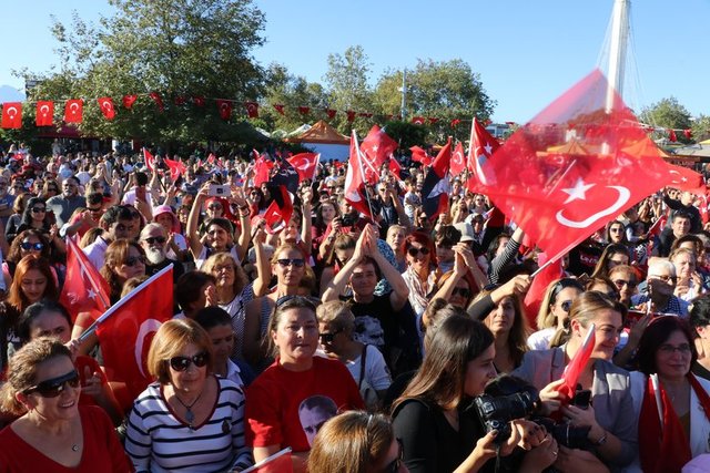 MALATYA'DA CUMHURİYET BAYRAMI COŞKUSU - Türkiye Cumhuriyeti'nin kuruluşunun 95'inci yıl dönümü Malatya'da coşkuyla kutlandı. - Malatya Vali Yardımcısı Ali Deniz Sürmen'in sabah makamda tebrikleri kabul etmesiyle başlayan kutlamalar, Abdullah Gül Parkı önünde düzenlenen geçit töreni ile devam etti. Malatyalıların da büyük ilgi gösterdiği Cumhuriyet Bayramı kutlamaları, Vali Yardımcısı Sürmen, Büyükşehir Belediye Başkanı Hacı Uğur Polat ve 2'nci Ordu Harekât Kurmay Yarbaşkanı Tuğgeneral Hançeri Sayat'ın törene katılanları selamlamasıyla sürdü. Günün anlam ve önemini belirten konuşma ve şiir okumalarının ardından geçit töreni sırasında vatandaşlar ellerinde Türk bayrakları ile korteji selamladı. Cumhurbaşkanı Recep Tayyip Erdoğan'ın 29 Ekim Cumhuriyet Bayramı mesajı okunduğu kutlamalarda, vatandaşlara Arapgir'in verimli topraklarında yetişen reyhan şerbeti ikram edildi.  -  