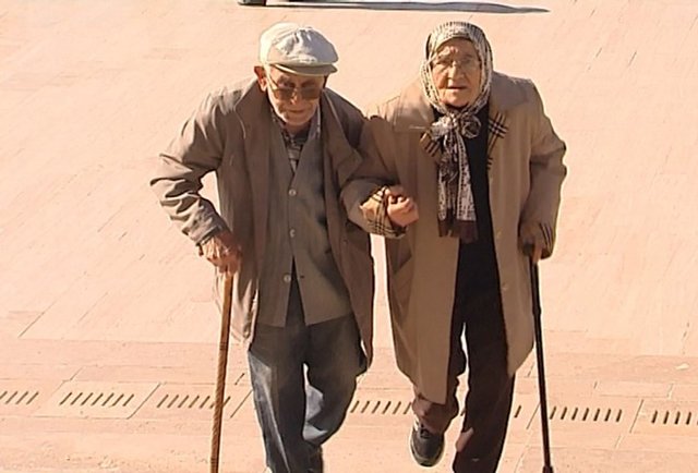 YAŞLI ÇİFT DESTEK ALDIKLARI BASTONLARLA EL ELE GELDİ - Cumhurbaşkanı Recep Tayyip Erdoğan ve devlet erkânının katıldığı 29 Ekim Cumhuriyet Bayramı töreni sonrası Anıtkabir ziyaretçilere açıldı. Anıtkabir'i ziyaret etmek isteyen yaşlı bir çift destek aldıkları bastonlarıyla el ele geldi. Yaşlı çift, güçlükle çıktıkları merdivenlerden sonra mozaleyi ziyaret etti.