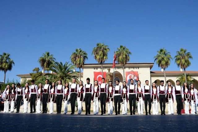 MERSİN'DE CUMHURİYET BAYRAMI COŞKUSU - Mersin'de, Cumhuriyet'in 95'inci kuruluş yıl dönümü coşkuyla kutlandı. 7'den 70'e binlerce Mersinli ellerinde Türk bayrakları ve Atatürk baskılı tişörtleri ile kutlamalara katıldı. -   - Vali Ali İhsan Su'nun Kültür Merkezi'nde tebrikleri kabul etmesi ile başlayan kutlamalar, Cumhuriyet Alanı'nda devam etti. Su, beraberinde Büşükşehir Belediye Başkanı Burhanettin Kocamaz, Akdeniz Bölge ve Garnizon Komutanı Tuğamiral Önder Gürbüz ile askeri araç üzerinde Mersinlilerin bayramını kutladıktan sonra yaptığı konuşmasında, "Milletimiz, hürriyetini ve bağımsızlığını güvence altına alma, milli ve manevi değerlerine uzanan elleri bertaraf etme gayesi ile tarihin her döneminde bir ve bütün olarak büyük mücadeleler vermiştir. Şartların oldukça ağır, imkansızlıkların hat safhada olduğu bir dönemde dahi, Gazi Mustafa Kemal Atatürk'ün önderleğinde kenetlenen milletimiz, büyük fedakarlıklar ve eşsiz kahramanlıklar ile verdiği Kurtuluş Savaşı'nı mutlak bir zaferle sonuçlandırmıştır. Tarihimizin en önemli dönüm noktalarından biri olan bu şanlı zafer, Atatürk'ün 'En büyük eserim' dediği ve milli iradeyi esas alan Cumhuriyetimizin ilanı ile taçlandırılmıştır" ifadelerini kullandı.