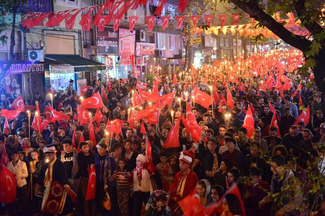 KAHRAMANMARAŞ'TA CUMHURİYET BAYRAMI COŞKUYLA KUTLANDI - 29 Ekim Cumhuriyet Bayramı, Kahramanmaraş'ta düzenlenen törenlerle coşkuyla kutlandı. - Kutlamalar; Kahramanmaraş Valisi Vahdetin Özkan'ın AK Parti Kahramanmaraş Milletvekilleri Ahmet Özdemir, İmran Kılıç ve Mehmet Cihat Sezal, Garnizon Komutanı Tuğgeneral Uğur Bülent Acarbay ve Kahramanmaraş Büyükşehir Belediye Başkanı Fatih Mehmet Erkoç ile birlikte tebrikleri kabul etmesi ile başladı. Tebriklerin ardından Trabzon Bulvarı'ndaki kutlamalara geçildi ve Vali Özkan, Tuğgeneral Uğur Bülent Acarbay ve Belediye Başkanı Fatih Mehmet Erkoç'la beraber halkın bayramı kutladı. -   - Törende konuşan Vali Vahdetin Özkan, Cumhuriyet'in, Türk milletinin tarih sahnesinde yeniden dirilişinin adı olduğunu belirterek, şöyle dedi: - "Bizi millet olarak bir arada tutan cumhuriyet misakının temelini, tüm insanlarımızın eşitliği ve özgürlüğü fikri oluşturmaktadır. Cumhuriyet ırk, dil, din, inanç, cinsiyet farkı gözetmeksizin her Türk vatandaşının ortak varlığıdır. Cumhuriyet, memleketin dört bir yanında Gazi Mustafa Kemal Atatürk'ün önderliğinde kahraman Anadolu halkının tüm imkânsızlıklara rağmen olağanüstü bir gayret ve fedakârlığı ile başlattığı mücadelenin destansı bir sonucudur." - Özkan'ın konuşmasının ardından öğrenciler şiirler okudu. Halk oyunları gösterilerinin de yer aldığı kutlamalar, tören geçişi ile sona erdi.