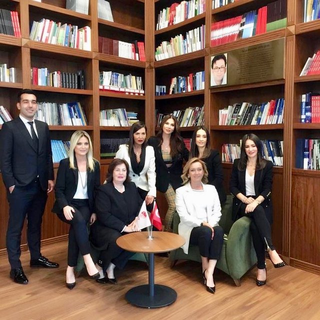 AYŞEGÜL TOPLUSOY, MONİK İPEKEL, SİTARE KALYONCOĞLU, ÖZLE ÖZER, EBRU YAŞAR, REVNA DEMİRÖREN, FATOŞ SARIGÜGÜL