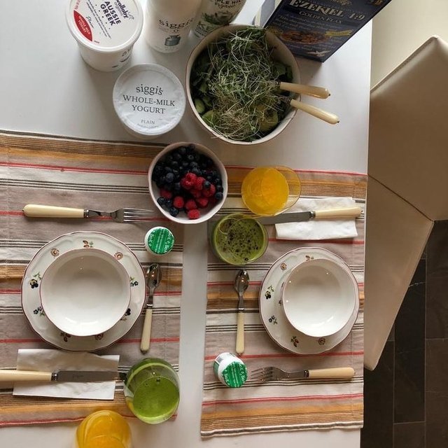 CAROLINE KOÇ'UN KAHVALTISI