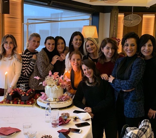 YELDA TİFTİK, BANU ALP, NESLİŞAH ALKOÇLAR DÜZYATAN, SİNEM AYAN, ŞEBNEM ARSLAN, AYŞEGÜL TOPLUSOY, GÜLŞAH ALKOÇLAR, FATOŞ SARIGÜL, REYHAN İPEKEL