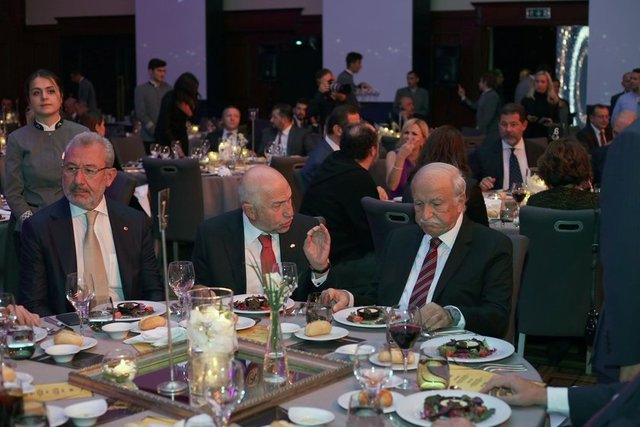 NİHAT ÖZDEMİR, HÜSNÜ ÖZYEĞİN