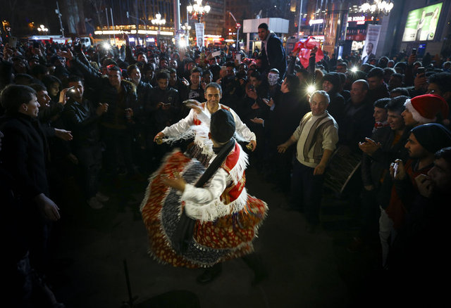 Akşam saatlerinden itibaren 15 Temmuz Kızılay Milli İrade Meydanı'nda toplanmaya başlayan Başkentliler, soğuk havaya rağmen saatler ilerledikçe Güvenpark ve çevresinde kalabalıklar oluşturdu. -  