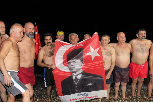 Hava sıcaklığının 8 deniz suyunun 18 derece ölçüldüğü Akdeniz'in mavi sularında kulaç atan grup adına konuşan Nail Avcı, 2019 yılının tüm Türkiye'ye barış huzur, demokrasi ve daha fazla hoşgörü getirmesini diledi.