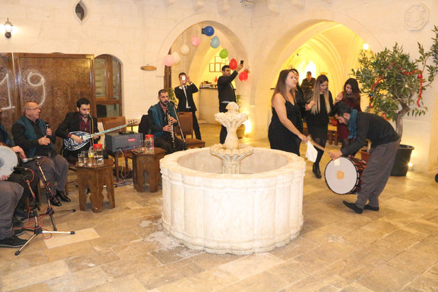 İlde yılbaşını kutlamak isteyenler, kentin simgesi olan konuk evlerine akın etti. Urfa türküleri eşliğinde eğlenen kişiler, çiğköfte yoğurdu.