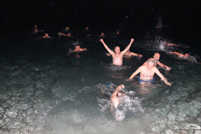 Antalya'da kendilerine 'Yaz Kış Denize Girenler' adını veren ve aralarında öğretmen, mühendis, iş adamları ile farklı mesleklerden bulunduğu grup, 2019 yılını da denize girerek karşıladı