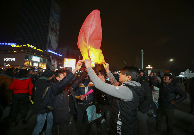 Ankaralılar, yeni yılın ilk dakikasıyla birlikte meşaleler yaktı ve gökyüzüne havai fişek attı.