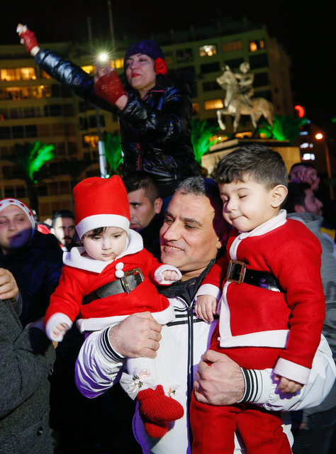 İzmirliler yeni yıla Cumhuriyet Meydanı'ndaki kutlamalarla merhaba dedi. İzmir Büyükşehir Belediyesi'nin düzenlediği etkinlikte vatandaşlar Dj Mano'nun verdiği konserle eğlendi. -  