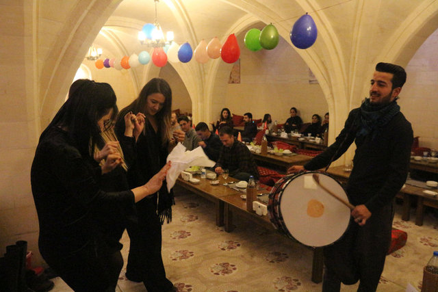 Şanlıurfa'da, kentin simgesi olan konuk evlerine akın edenler sıra gecesi ile yılbaşı kutlaması yaptı.