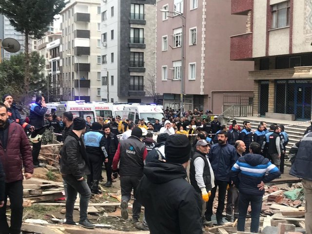 Kartal Bankalar Caddesi'nde 8 katlı bina bilinmeyen bir nedenden dolayı çöktü. Olay yerine çok sayıda itfaiye ekibi yönlendirildi. Ekipler çalışmalarını sürdürüyor. işte olay yerinden gelen ilk fotoğraflar...