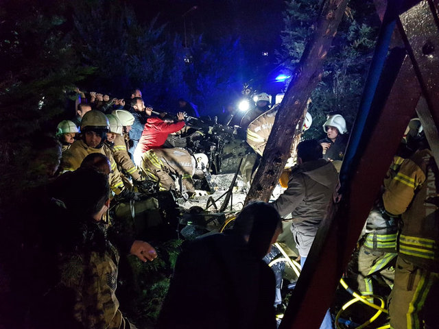 GÖRGÜ TANIĞI: ŞİLE YOLUNDA İKEN MOTORLARI ALEV ALDIGörgü tanığı Devrim Daş Habertürk TV'ye şöyle konuştu: Tam olarak Taşdelen'den 23. Motorize Piyade Alayı'na göre ilerliyordu helikopter. Şile yolu üzerinde iken pervanesinden alev attığını gördük. Daha sonra motorundan duman çıkmaya başladı. Piyade alayının hemen yanındaki siteye düşmüş. Helikopter daha havada iken 112'yi çevirerek haber verdim.