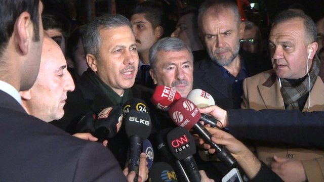 İSTANBUL VALİSİ: MAALESEF 4 ASKERİMİZ ŞEHİT OLDUOlay yerine gelen İstanbul Valisi Ali Yerlikaya, düşen askeri helikoptere ilişkin açıklamalarda bulundu. Yerlikaya, "Saat 18.51 itibarıyla 4. Kara Havacılık Alayı'na ait bir askeri helikopter bilinmeyen bir sebepten dolayı, Çekmeköy ilçemiz Kirazlıdere Mahallemiz, ardımızda site içerisinde maalesef düşmüştür. Olay yerine hemen 2 dakika içerisinde 112 itfaiyemiz gelmiştir. 4 askerimiz yaralı olarak Sancaktepe Eğitim Araştırma Hastanesi'ne ulaştırılmışytır..."