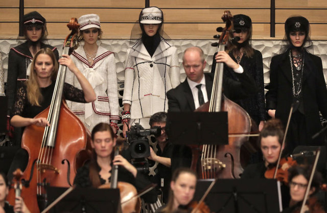 CHANEL 2018 METIERS D'ART SONBAHAR ÖNCESİ DEFİLESİ (Elbphilharmonie Konser Salonu, Almanya)