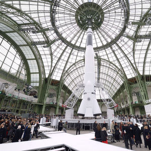 Tarihe iz bırakan Karl Lagerfeld defileleri!