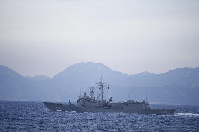 Cumhuriyet tarihinde ilk defa ana vatanı çevreleyen üç denizde 103 geminin katılımıyla eş zamanlı gerçekleştirilen "Mavi Vatan 2019 Tatbikatı" sürüyor.