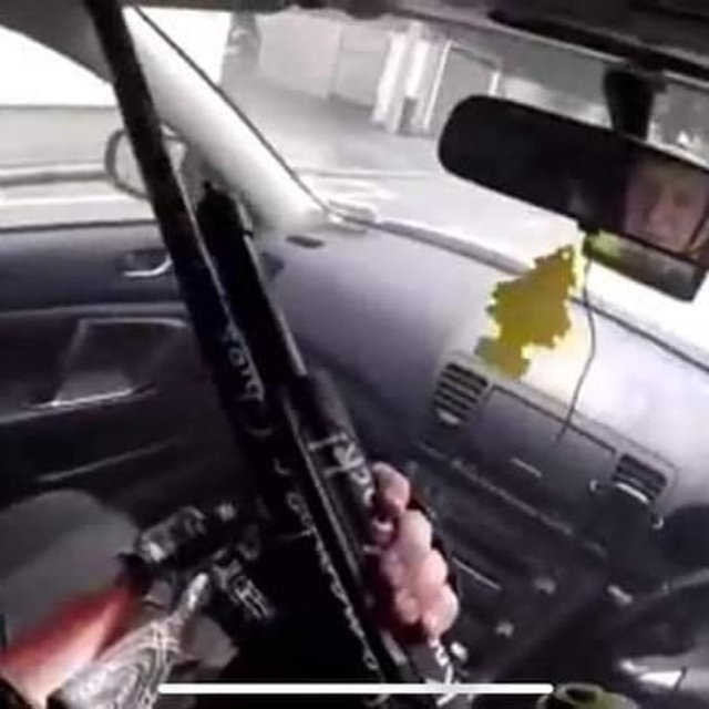 Saldırganlardan 4'ü gözaltına alınırken, saldırı sonrası araçlarda yapılan aramalarda çok sayıda patlayıcı ele geçirildi. 