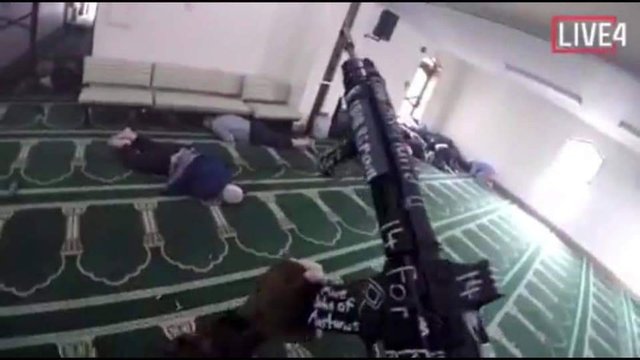 Bu sırada saldırganlardan birinin Facebook'ta canlı yayın başlatarak camiye girdiği ve cemaati taradığı da basına yansıyan görüntülerden oldu. 