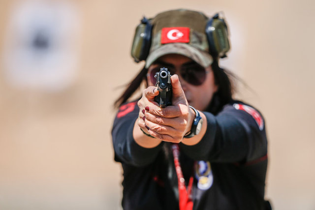 Antalya Emniyet Müdürlüğü Atış Poligonu'ndaki 2'si kadın 8 kişilik ekip, eğittikleri meslektaşlarının hızlı ve tam isabetle silah kullanabilmesi için özverili çalışıyor.