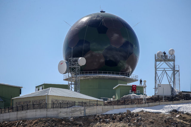 AA'nın haberine göre, bölgenin çatısı konumundaki zirvede hava tehditlerini önlemek için elleri tetikte nöbet tutan Mehmetçik, iftar saatinde bir araya geldikleri sofrada oruçlarını nöbetleşe açıyor.
