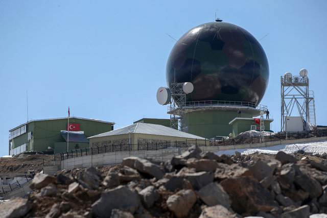 Van'ın Muradiye ilçesinde Türkiye'nin 3 bin 100 rakımlı en yüksek ikinci hava radar üssünde görev yapan Mehmetçik, gökyüzünden gelebilecek her türlü tehdidi tespit etmek için 7 gün 24 saat nöbet tutuyor.