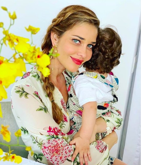 ANA BEATRIZ BARROS