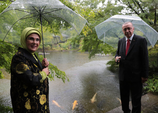 Cumhurbaşkanı Erdoğan ve Emine Erdoğan'a geleneksel kimono giyimli kadınlar, çay servisi yaptı. Kendilerine eşlik eden üniversite yetkililerinden çay seremonisi hakkında bilgi alan Erdoğan, "Benim memleketim Rize. Rize, çay şehridir." dedi. -  