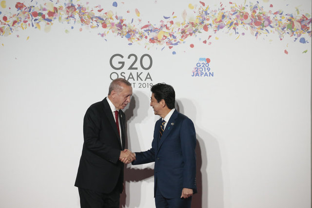 Japonya Başbakanı Abe, liderleri fuar merkezi önünde hazırlanan platformda karşıladı.  -  