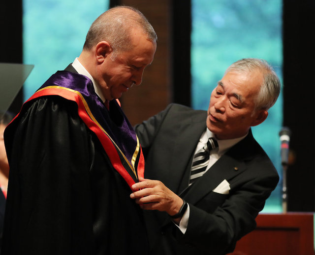 G20 Liderler Zirvesi'ne katılmak üzere Japonya'ya gelen Cumhurbaşkanı Erdoğan'a, Mukogawa Kadın Üniversitesi tarafından fahri doktora unvanı tevdi edildi.