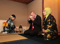 <p>G20 Liderler Zirvesi için Japonya’da bulunan Cumhurbaşkanı Recep Tayyip Erdoğan ve eşi Emine Erdoğan Mukogawa Kadın Üniversitesi’nde çay seremonisine katıldı.</p>