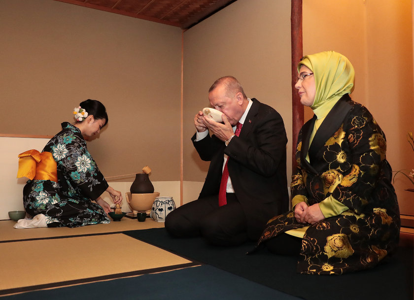 <p>G20 Liderler Zirvesi için Japonya’da bulunan Cumhurbaşkanı Recep Tayyip Erdoğan ve eşi Emine Erdoğan Mukogawa Kadın Üniversitesi’nde çay seremonisine katıldı.</p>