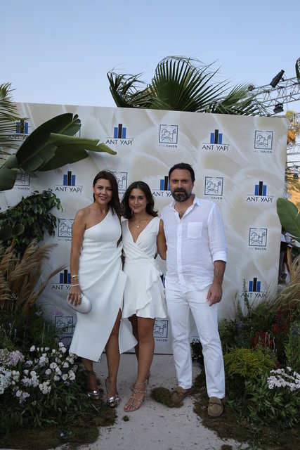 HANDE, BADE, MURAT YILMAZ
