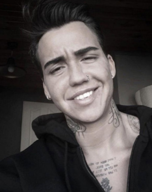 Doğrusöz, geçtiğimiz günlerde sevgilisi ile el ele görüntülenince, "Sakal ektirdim. Yakın zamanda yeni halimle ortaya çıkacağım" demişti.