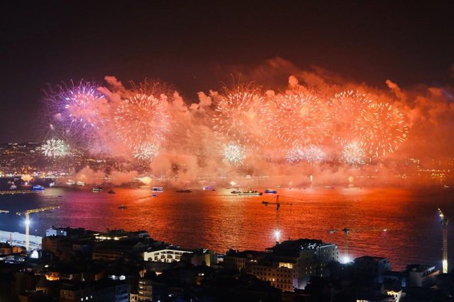 Üsküdar'da düzenlenen havai fişek gösterisi saat 21.00 sıralarında başladı. Birbiri ardından renk renk havai fişekler gökyüzünü aydınlattı.