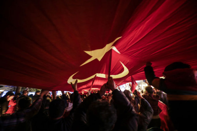 Kutlamalarda vatandaşlar, ellerinde Türk bayraklarıyla meydanlarda toplandı. Belediyelerin düzenlediği konserlerle, Türkiye Cumhuriyetinin kuruluşunun 96. Yılını büyük bir coşkuyla kutladı.