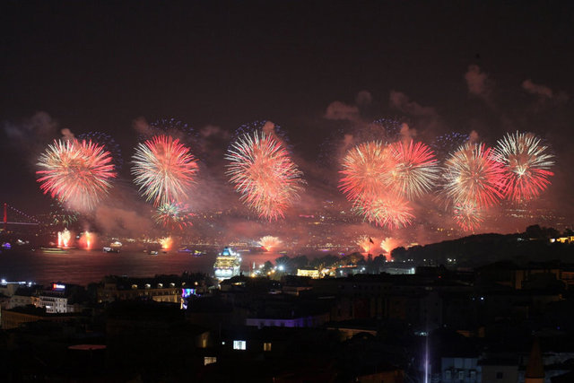 BOĞAZ'DA GÖRSEL ŞÖLENİ - İBB Başkanı Ekrem İmamoğlu'nun konuşmasının ardından İstanbul Boğazında, denizdeki tekneler yardımıyla su, ışık, lazer ve havai fişek gösterileri yapıldı.