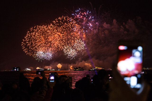 Kilometrelerce bile uzaktan görülebilen havai fişek gösterisine İstanbul Boğazı'nın kenarına toplanan İstanbullular da ilgi gösterdi.