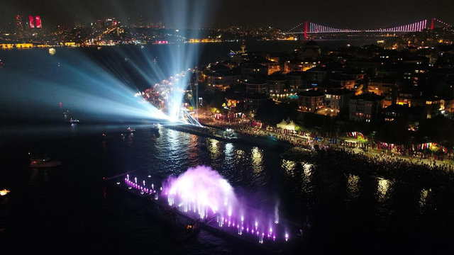 Türkiye Cumhuriyetinin kuruluşunun 96. Yıl dönümü kapsamında bugün İstanbul'da ve Türkiye'de birçok noktada törenler ve kutlamalar düzenlendi. 