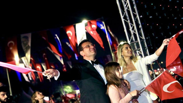 Cumhuriyet Valsinden ardından sahneye İstanbul Büyükşehir Belediye Başkanı Ekrem İmamoğlu çıktı. Eşi Dilek İmamoğlu ile birlikte sahneye çıkan Ekrem İmamoğlu, Türkiye Cumhuriyetinin kuruluşunun 96. Yılını İstanbullularla kutladı.
