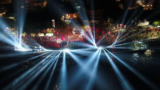 Kız Kulesi önlerinde düzenlenen havai fişek gösterisi İstanbul Boğaz'ında görsel şölen oluşturdu. Dakikalarca süren gösteri boğazın birçok yerinden izlendi.