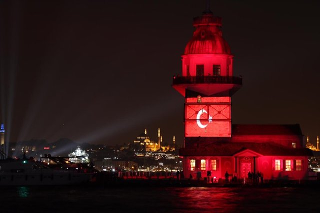 Kız Kulesi'ne Gazi Mustafa Kemal Atatürk'ün portresi ve Türk bayrağı yansıtıldı.