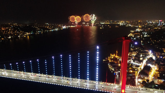 15 Temmuz Şehitler Köprüsü'nden geçen birçok sürücü de otomobillerini durdurarak dakikalarca görsel şöleni izledi.