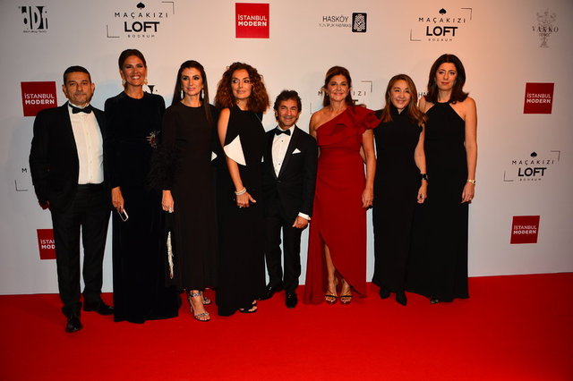 LEVENT ÇALIKOĞLU, BANU İPEKEL, ŞELİ ELVAŞVİLİ, BANU ÇARMIKLI, CEM HAKKO, OYA ECZACIBAŞI, ESRA EKMEKÇİ, OKŞAN SANÖN