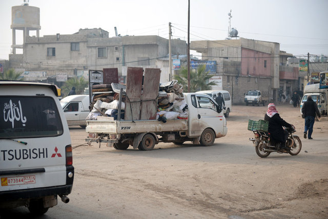Yerleşecek mekan bulamayan çok sayıda sivil, sınıra yakın yerlerdeki tarım arazilerine çadır kurmaya başladı. (DHA)