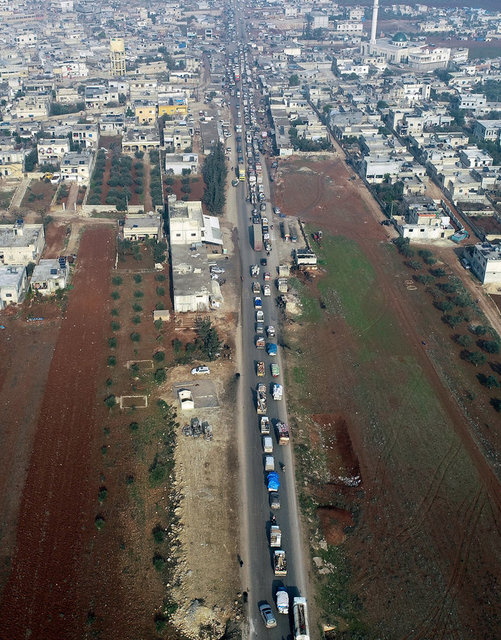 Rusya destekli Esad rejiminin son günlerde İdlib'in güneydoğusuna saldırılarını artırması nedeniyle evlerini terk eden yaklaşık 120 bin Suriyeli, eşyalarını da taşıdıkları uzun araç konvoylarıyla Türkiye sınırına yakın bölgelere ve terörden arındırılan Fırat Kalkanı ile Zeytin Dalı bölgelerine göç ediyor. 