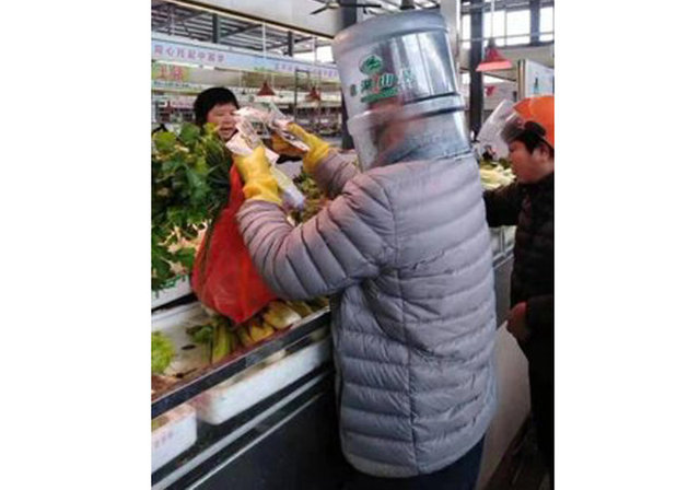 Bir kadın ise alışveriş yaparken kafasında plastik bir şişe geçirmiş halde görüntülendi.