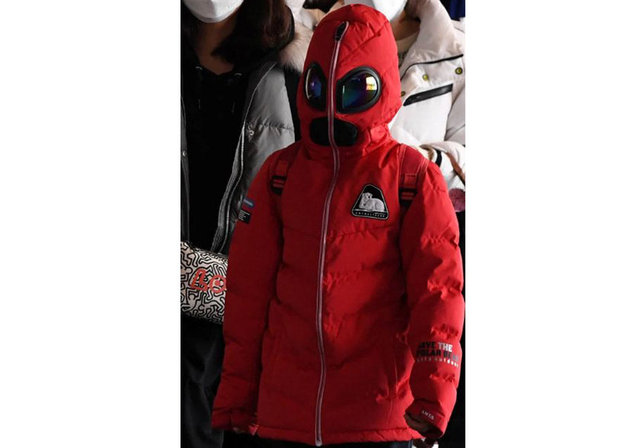 Güney Kore'de de bir kişi ölümcül virüsten korunmak için montuyla adeta kamufle oldu.